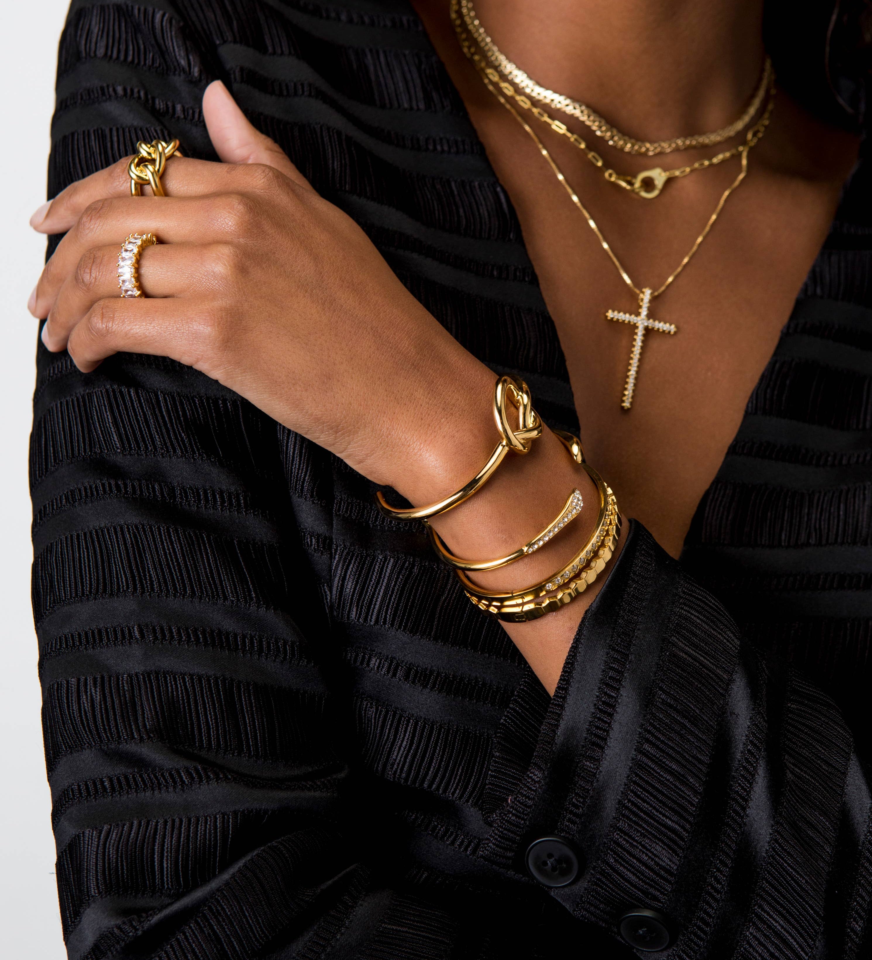 Classic polished band necklace with a smooth, elegant finish, crafted from 18K gold-plated stainless steel. Tarnish-resistant, water-resistant, and hypoallergenic—an everyday essential that pairs effortlessly with any outfit, whether worn solo or layered.