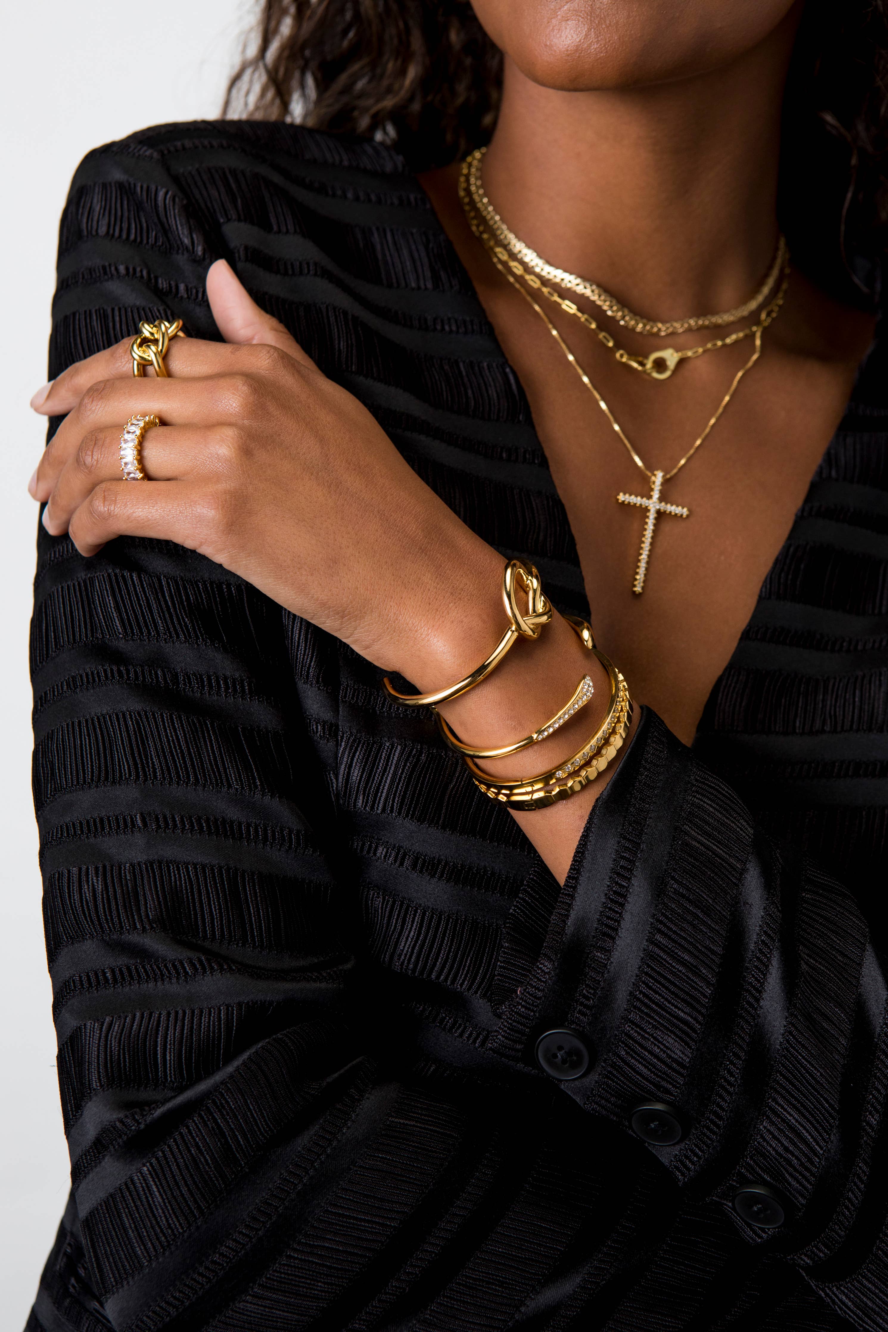 Classic polished band necklace with a smooth, elegant finish, crafted from 18K gold-plated stainless steel. Tarnish-resistant, water-resistant, and hypoallergenic—an everyday essential that pairs effortlessly with any outfit, whether worn solo or layered.