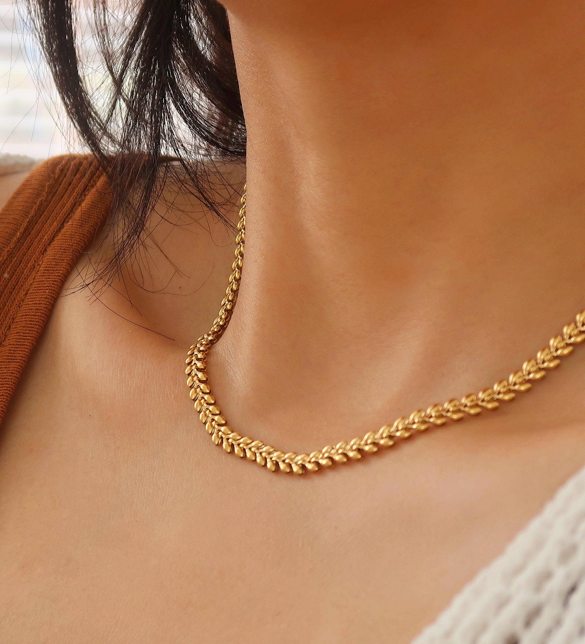 Classic wheat chain necklace crafted from stainless steel with premium 18K gold plating, offering a timeless design and understated elegance. Hypoallergenic, water- and tarnish-resistant—perfect for elevating any jewellery collection with sophisticated simplicity.