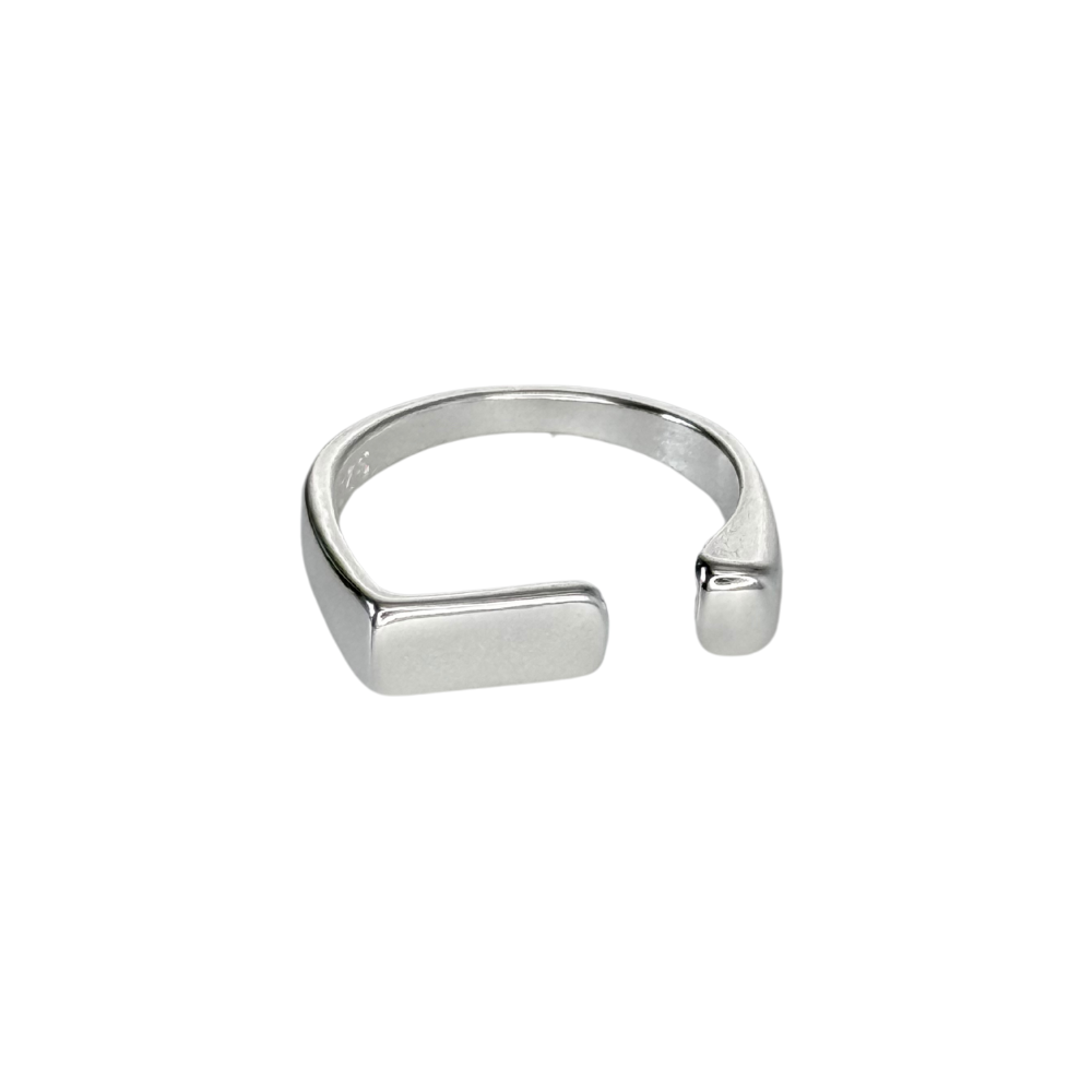 Modern hollow ring crafted from solid 925 sterling silver, featuring overlapping bands and a minimalist silhouette. Hypoallergenic, water- and tarnish-resistant—perfect for adding timeless sophistication and contemporary style to any jewellery collection.