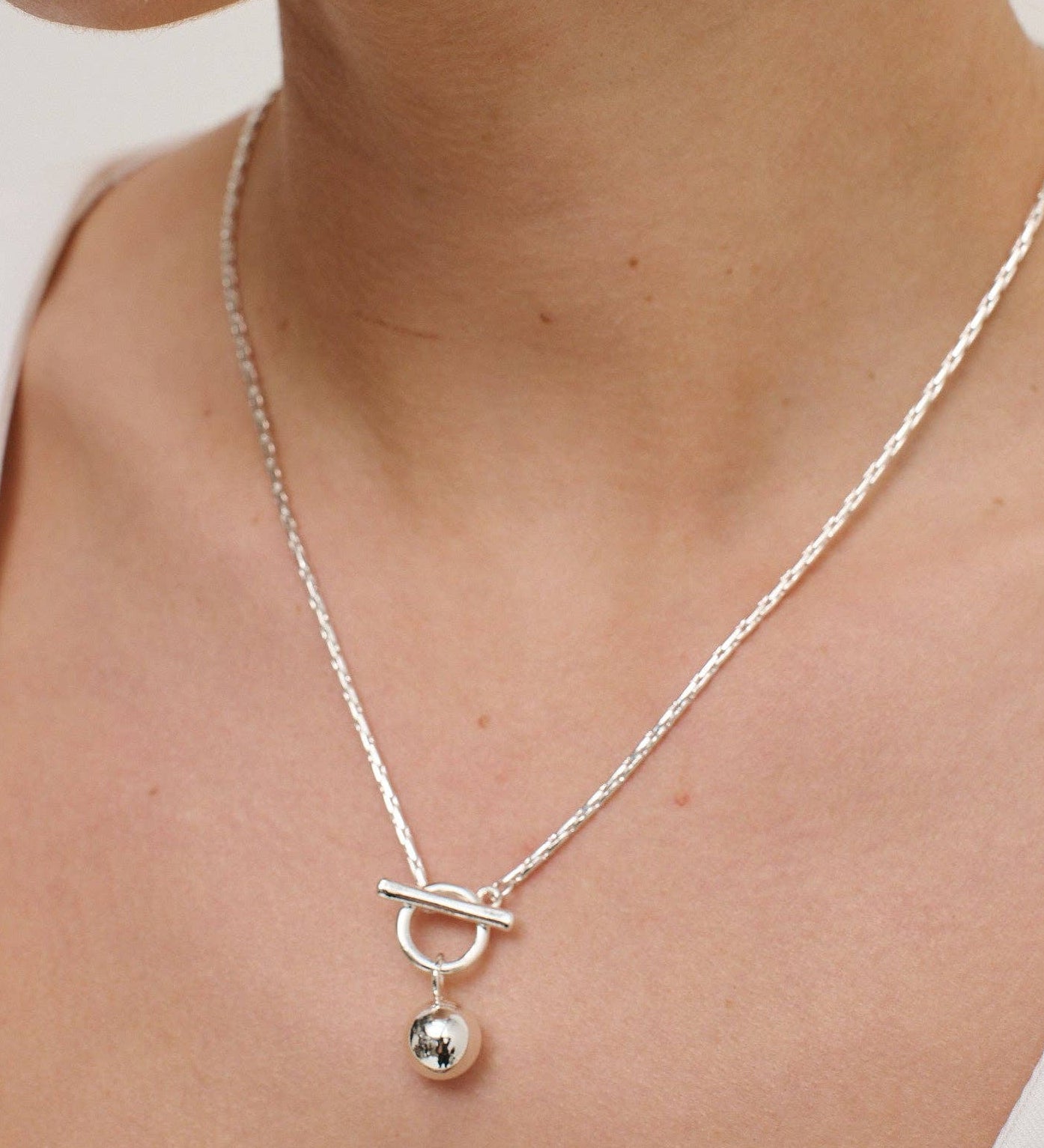 Graceful drop necklace crafted from durable 925 silver-plated material, featuring a secure link chain measuring 40 cm with a 5 cm extender for adjustable fit. Hypoallergenic and nickel-free—perfect for adding timeless charm and contemporary elegance to any outfit.