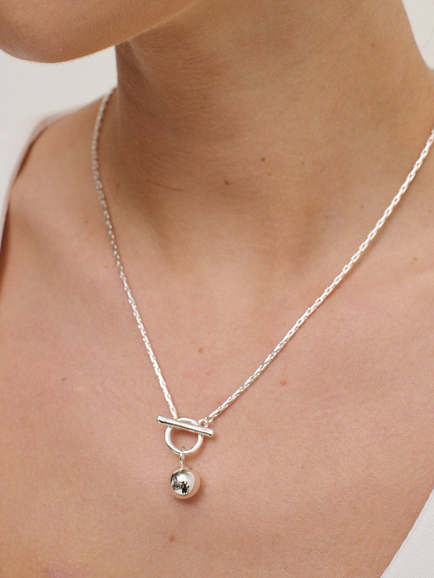Graceful drop necklace crafted from durable 925 silver-plated material, featuring a secure link chain measuring 40 cm with a 5 cm extender for adjustable fit. Hypoallergenic and nickel-free—perfect for adding timeless charm and contemporary elegance to any outfit.