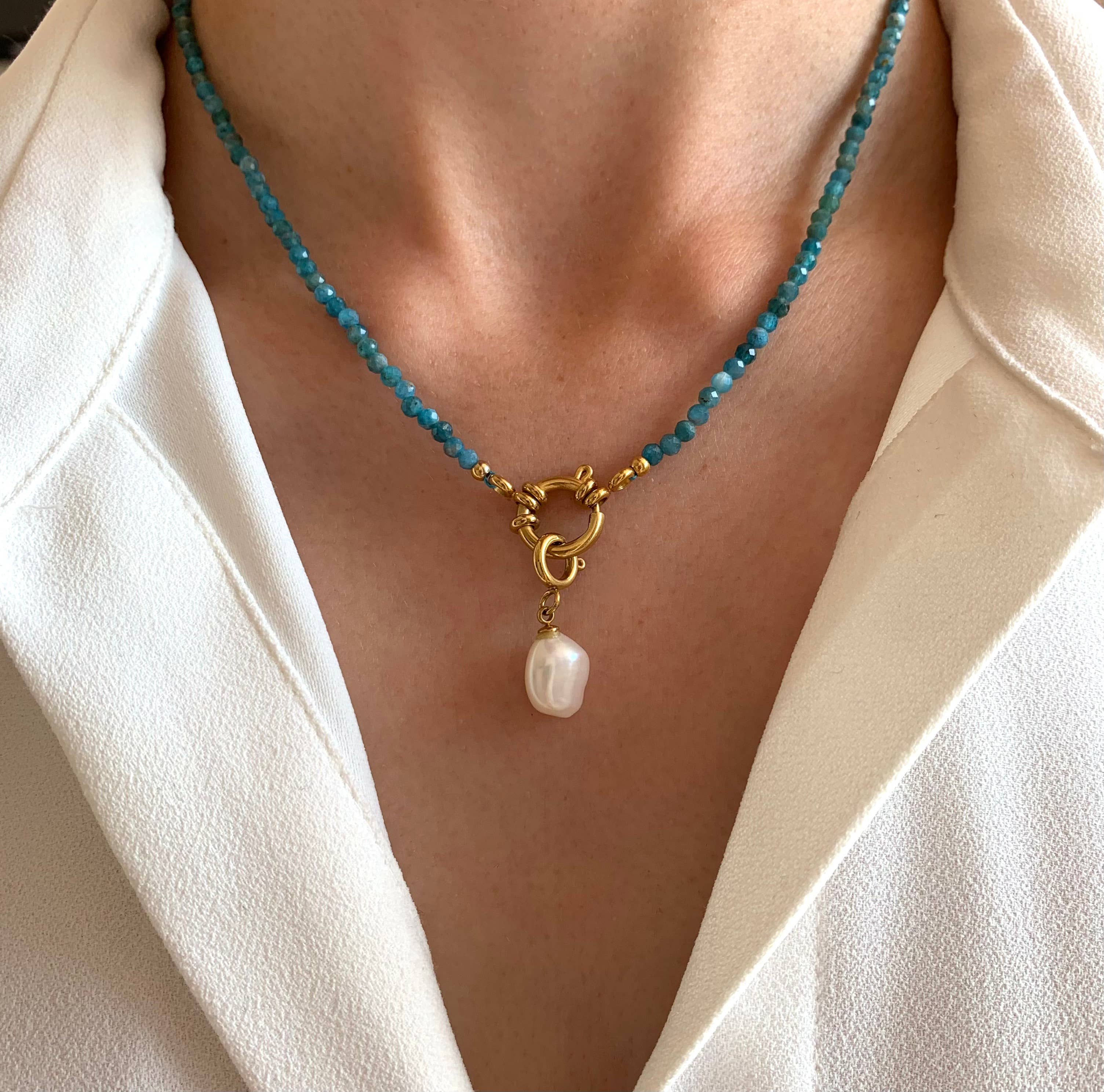 Delicate necklace featuring tiny natural apatite stones paired with a lustrous freshwater pearl charm. Crafted from water-resistant, tarnish-resistant stainless steel with gold plating. Hypoallergenic—perfect for adding natural elegance and effortless sophistication to any jewellery collection.