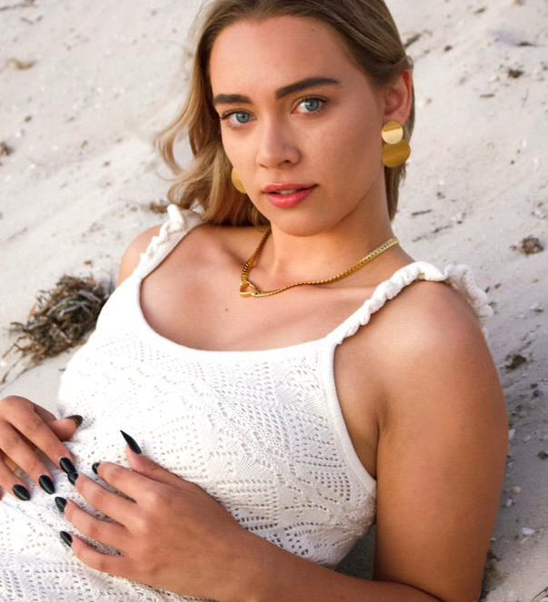 Modern snake chain necklace crafted from 14K gold-plated stainless steel with a radiant finish, featuring a delicate heart pendant symbolising love and elegance. Hypoallergenic, water- and tarnish-resistant—perfect for adding a romantic touch to any look.